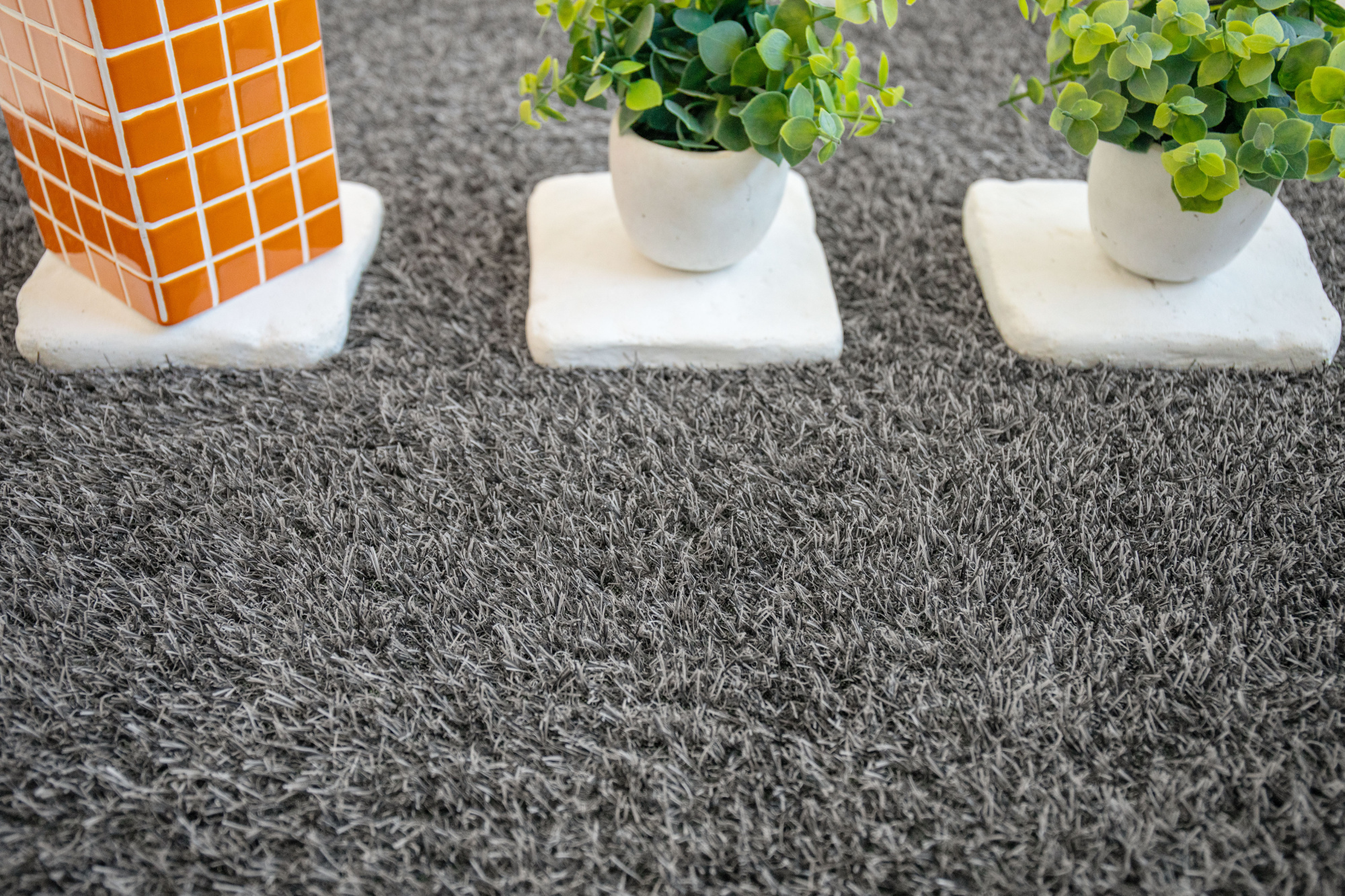 Gazon artificiel Essential Garden Gris minéral - 22 mm