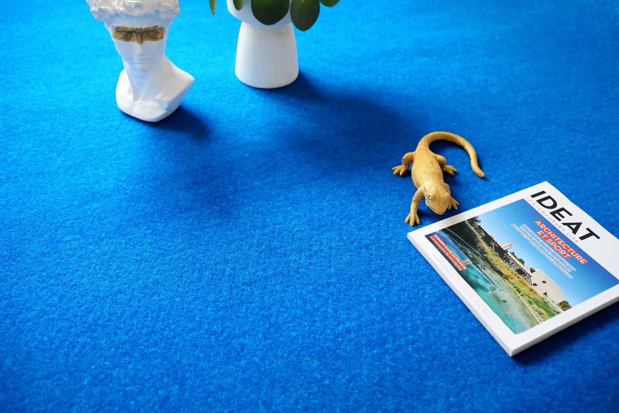 Détail de la texture bouclée de la moquette outdoor sur plots - Piscine et Spa - Bleu avec déco moderne