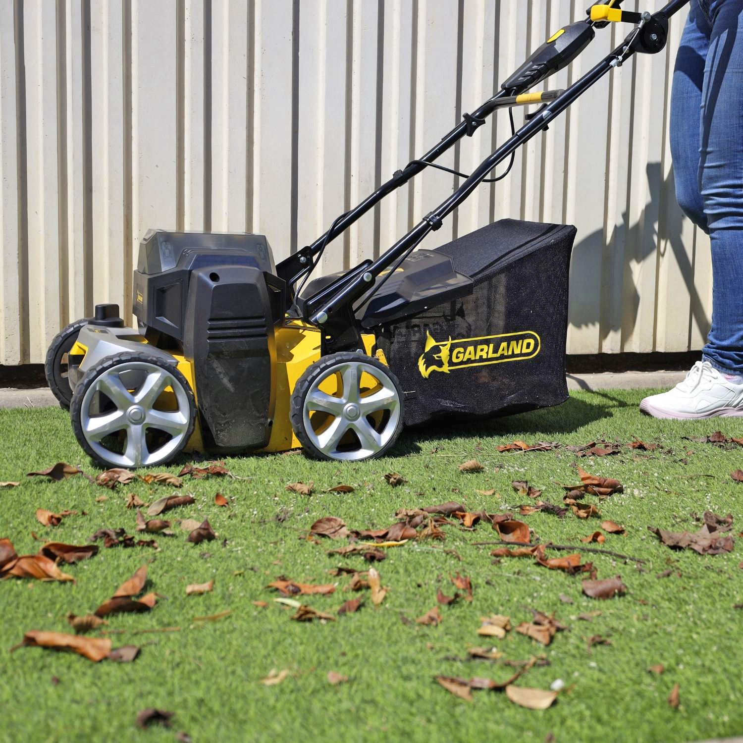 Ramassage de feuilles avec la brosseuse Garland 602-V23