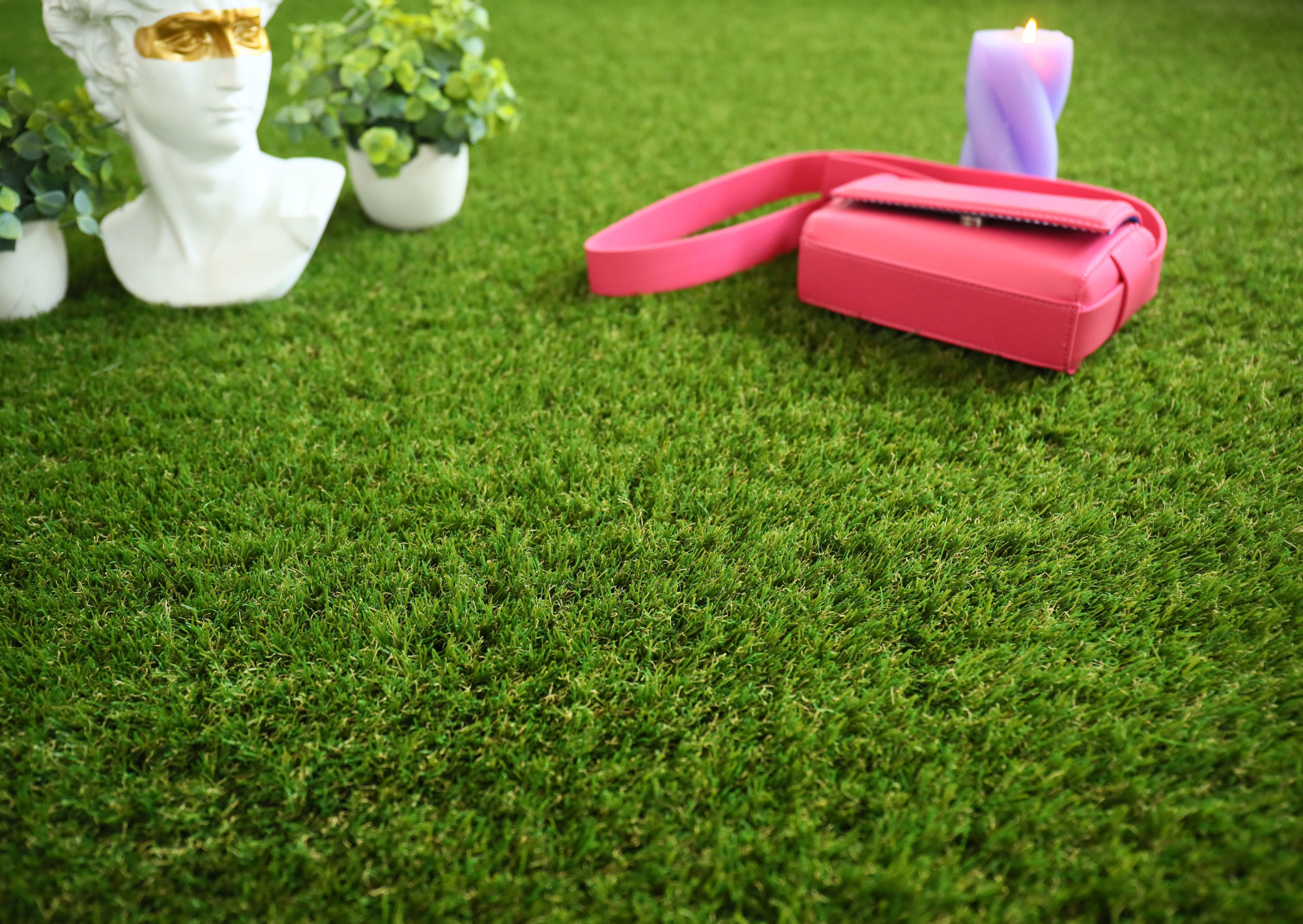 Gazon synthétique Alice - 35mm installé sur terrasse, aspect naturel et dense