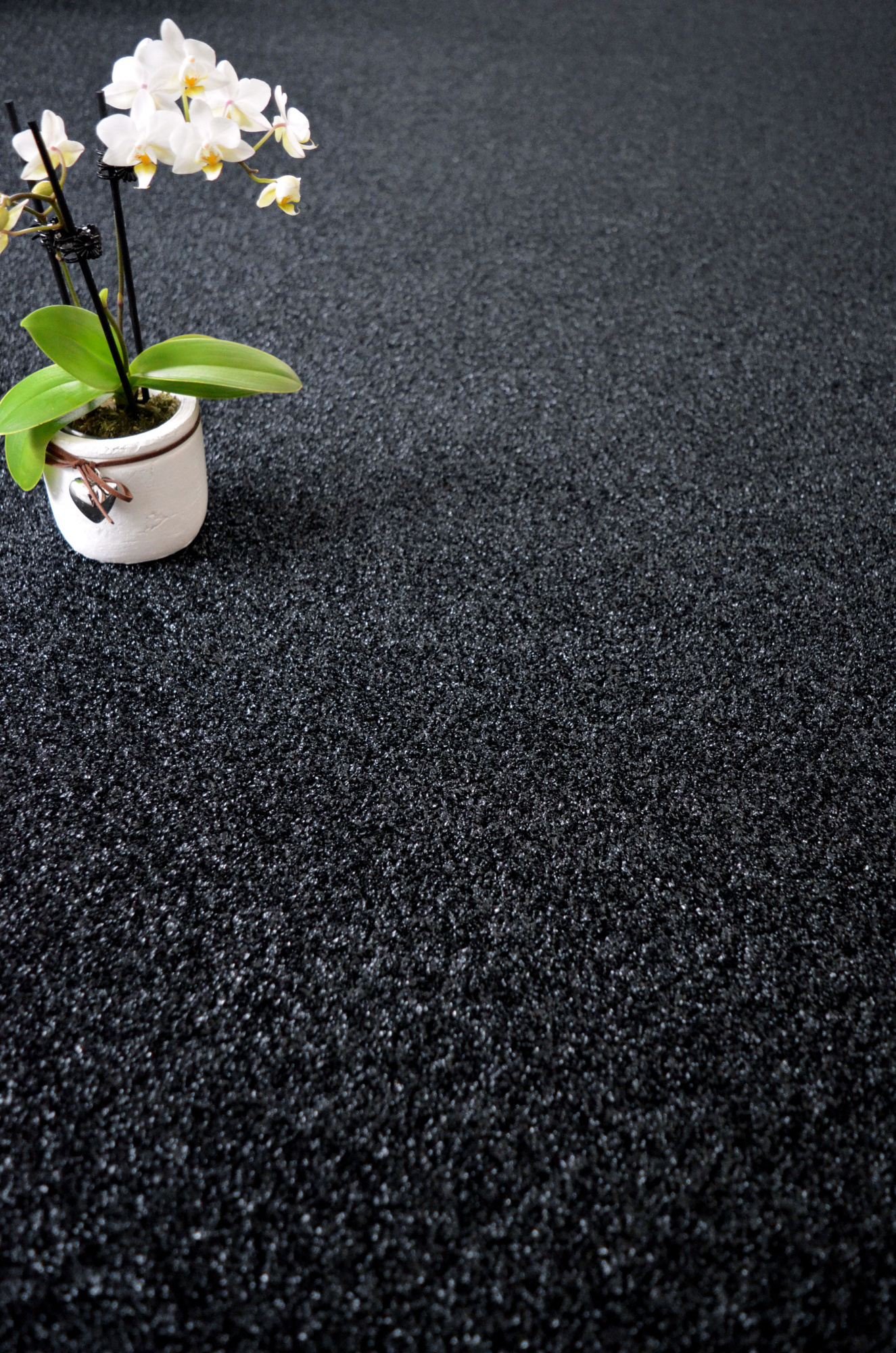 Revêtement gazon artificiel Event noir classé feu Bfl-S1, sol décoratif pour salon ou hall