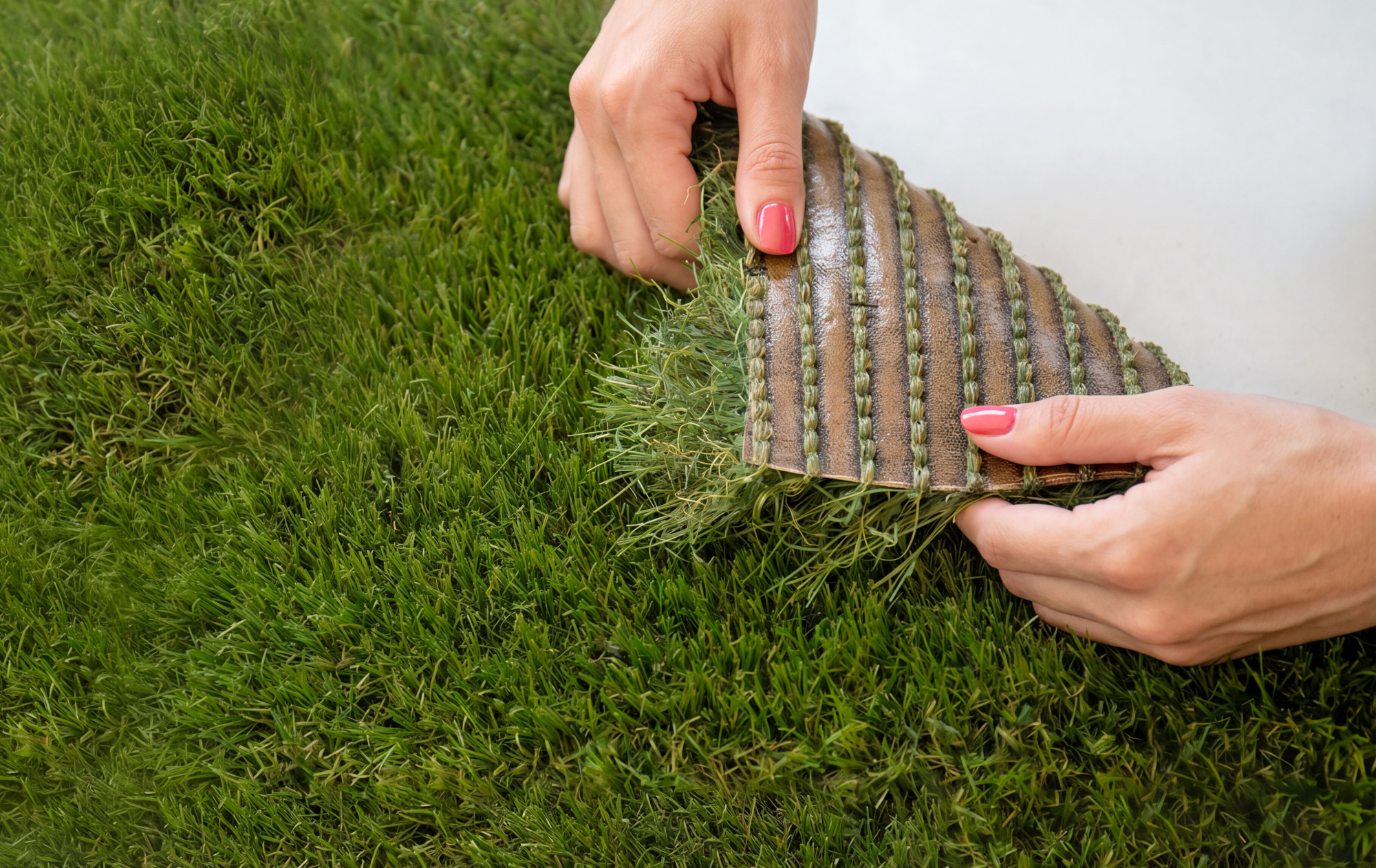 Gazon synthétique Excellence 62 - 62 mm révélant l'épaisseur spectaculaire de ses fibres et la souplesse de son envers