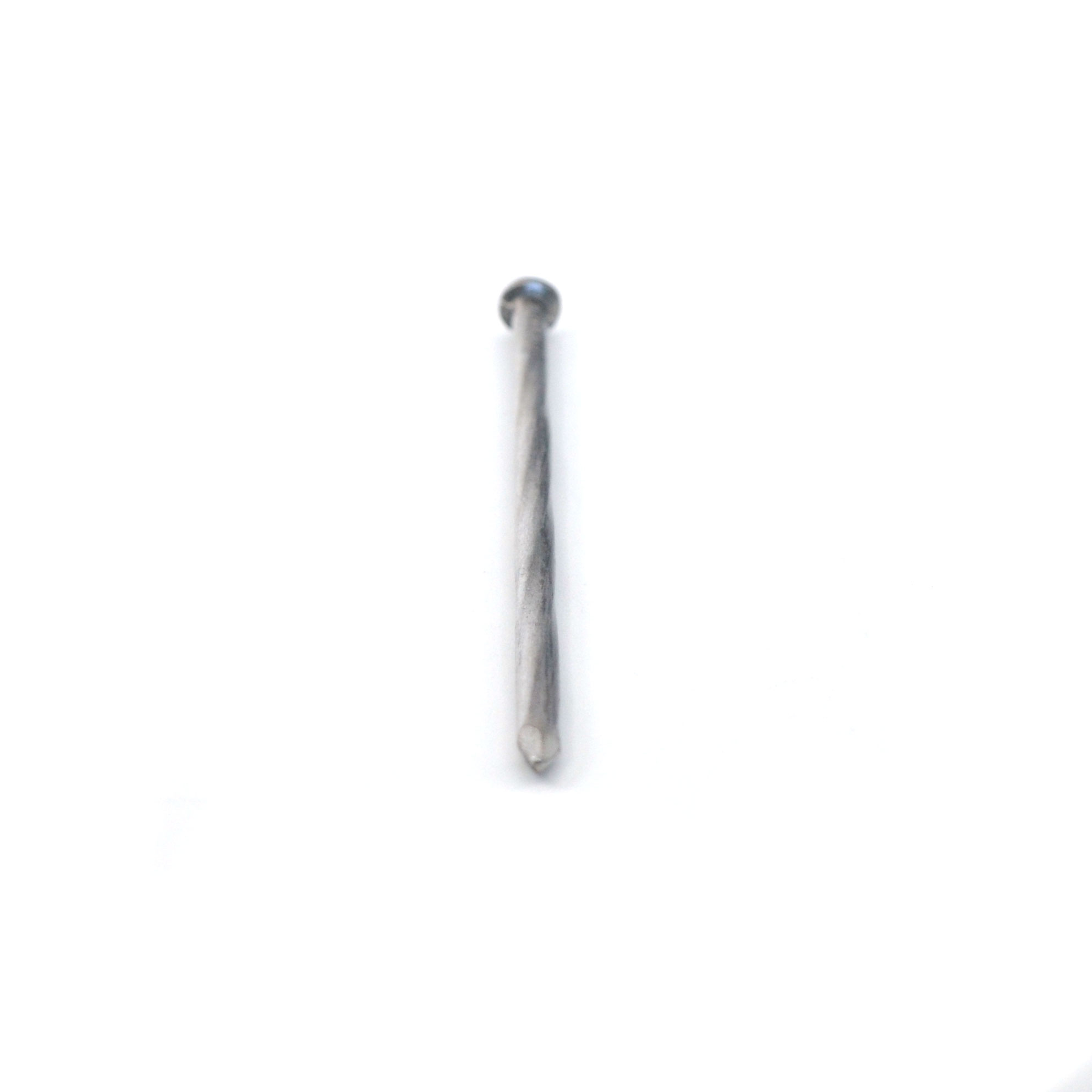 Boîte de 5 kg de clous torsadés (environ 190 clous) pour gazon synthétique, détail d’un clou de fixation de 140 mm