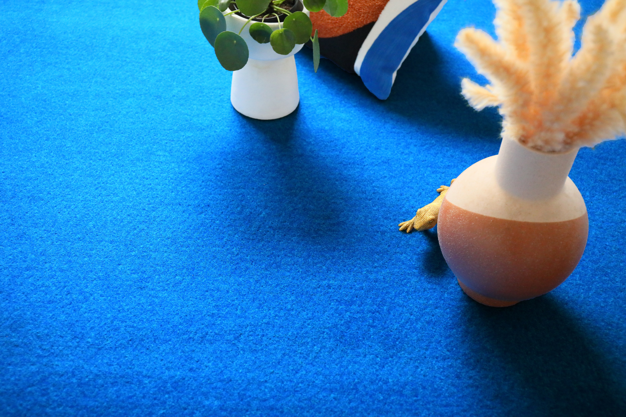 Moquette outdoor sur plots - Piscine et Spa - Bleu posée sur terrasse, vase et plante en décoration