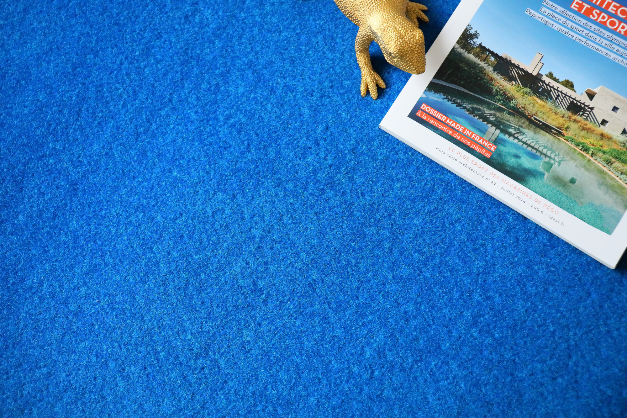 Moquette outdoor sur plots - Piscine et Spa - Bleu avec accessoires décoratifs