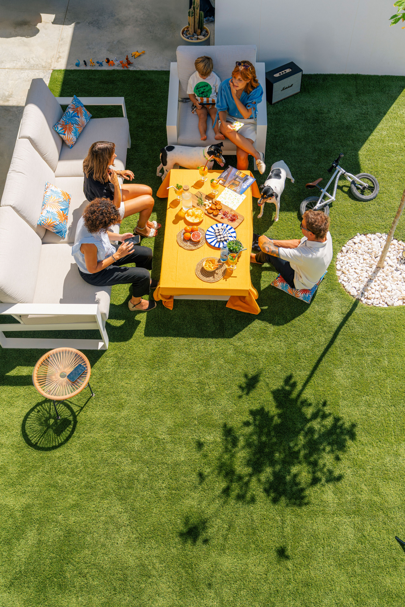 Gazon synthétique Excellence 62 - 62 mm offrant une pelouse dense et confortable pour les moments de convivialité