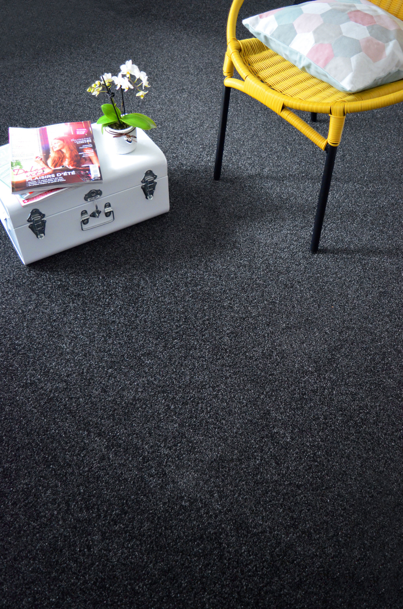 Gazon artificiel noir Event classé feu Bfl-S1, revêtement design et sécurisé pour stand