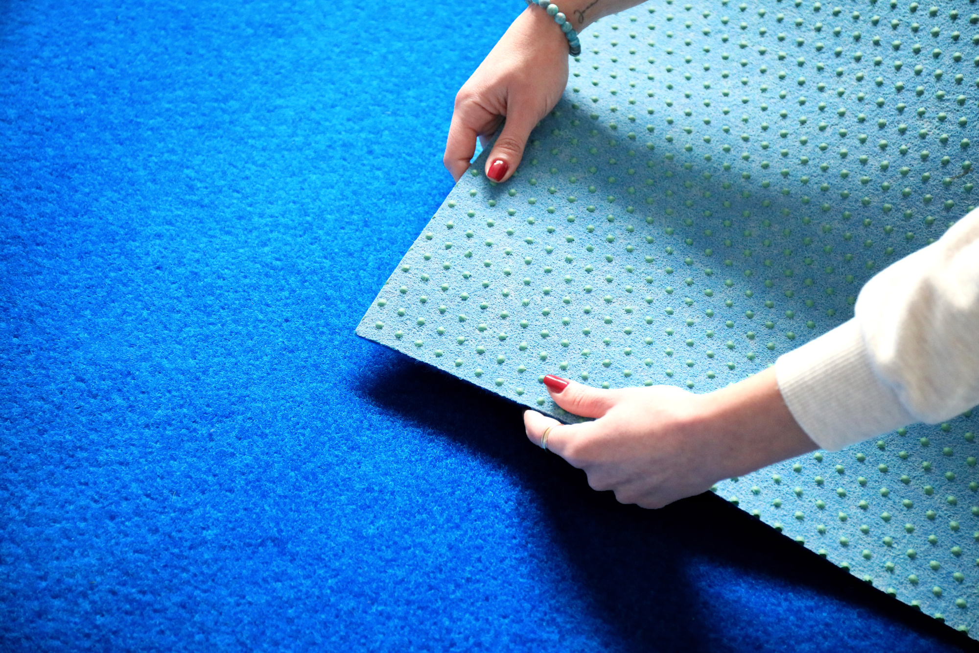 Envers Moquette outdoor - Piscine et Spa - Bleu sur plots pour évacuation de l’eau