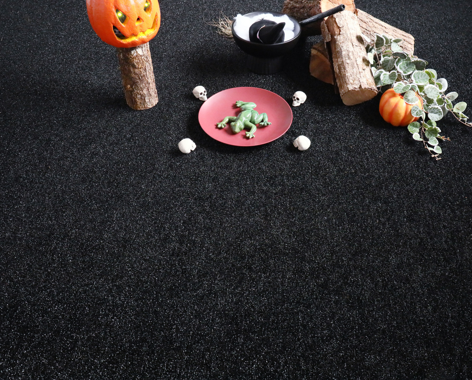 Gazon synthétique noir Event 8 mm certifié GRS, décor Halloween sur sol classé feu Bfl-S1