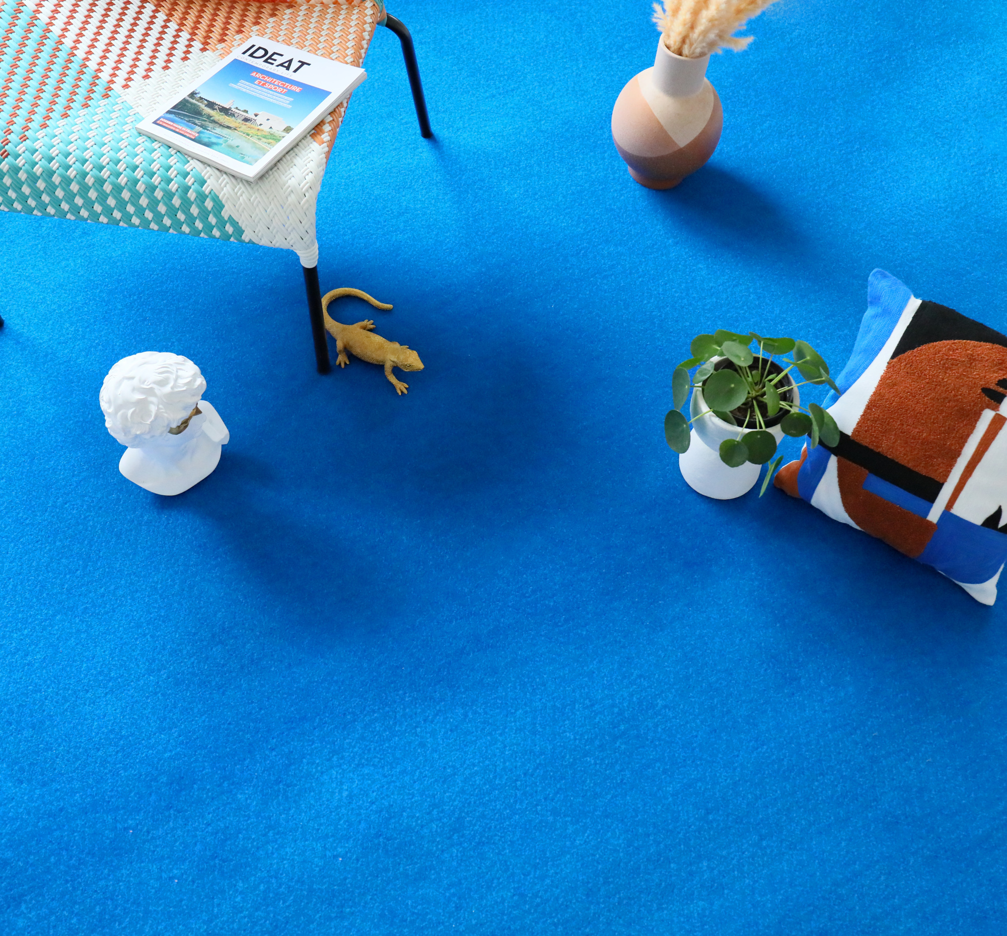 Moquette outdoor sur plots - Piscine et Spa - Bleu dans un espace détente coloré