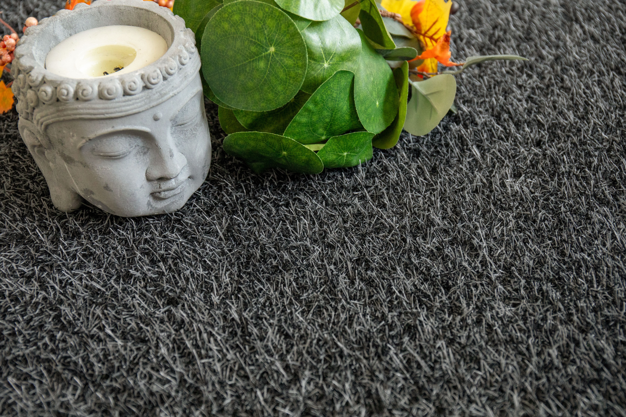 Gazon synthétique de couleur Métropolitain Gris foncé 22 mm, fibres gris anthracite pour aménagement extérieur contemporain