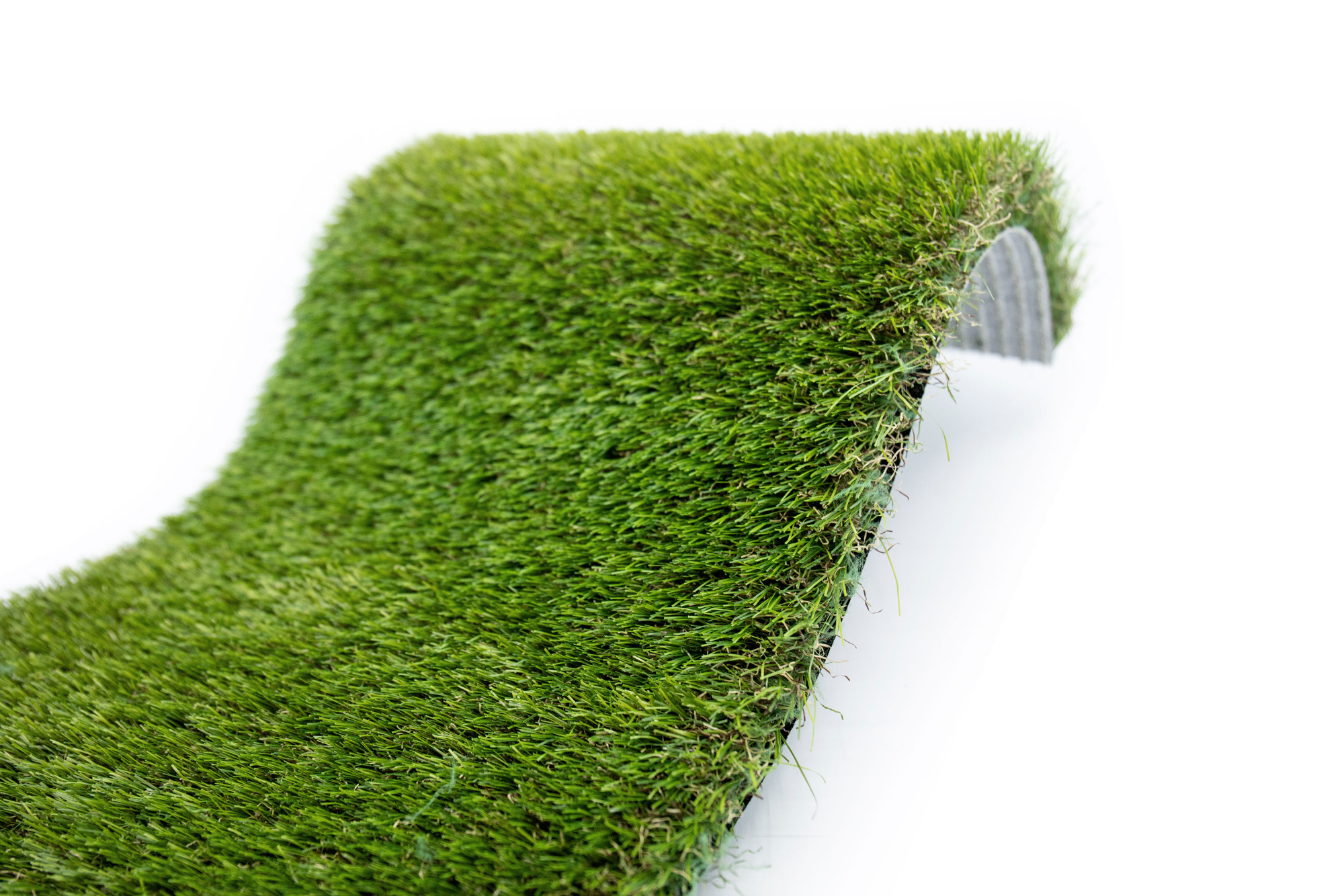 Gazon synthétique Lodge 100 % recyclable - 40mm, vue zoomée sur fibres et envers blanc Verdite