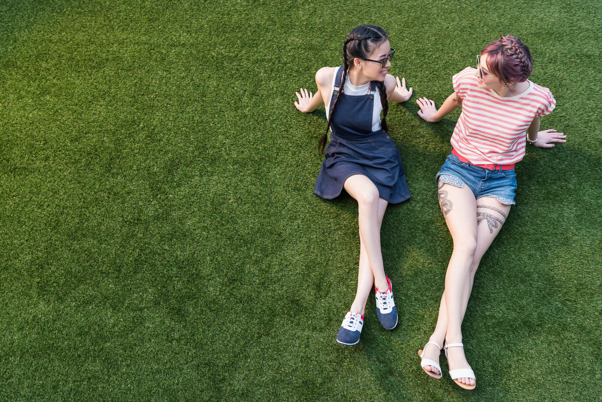 Rouleau de gazon artificiel Estival - 28mm, fibres C-Shape visibles à mémoire de forme