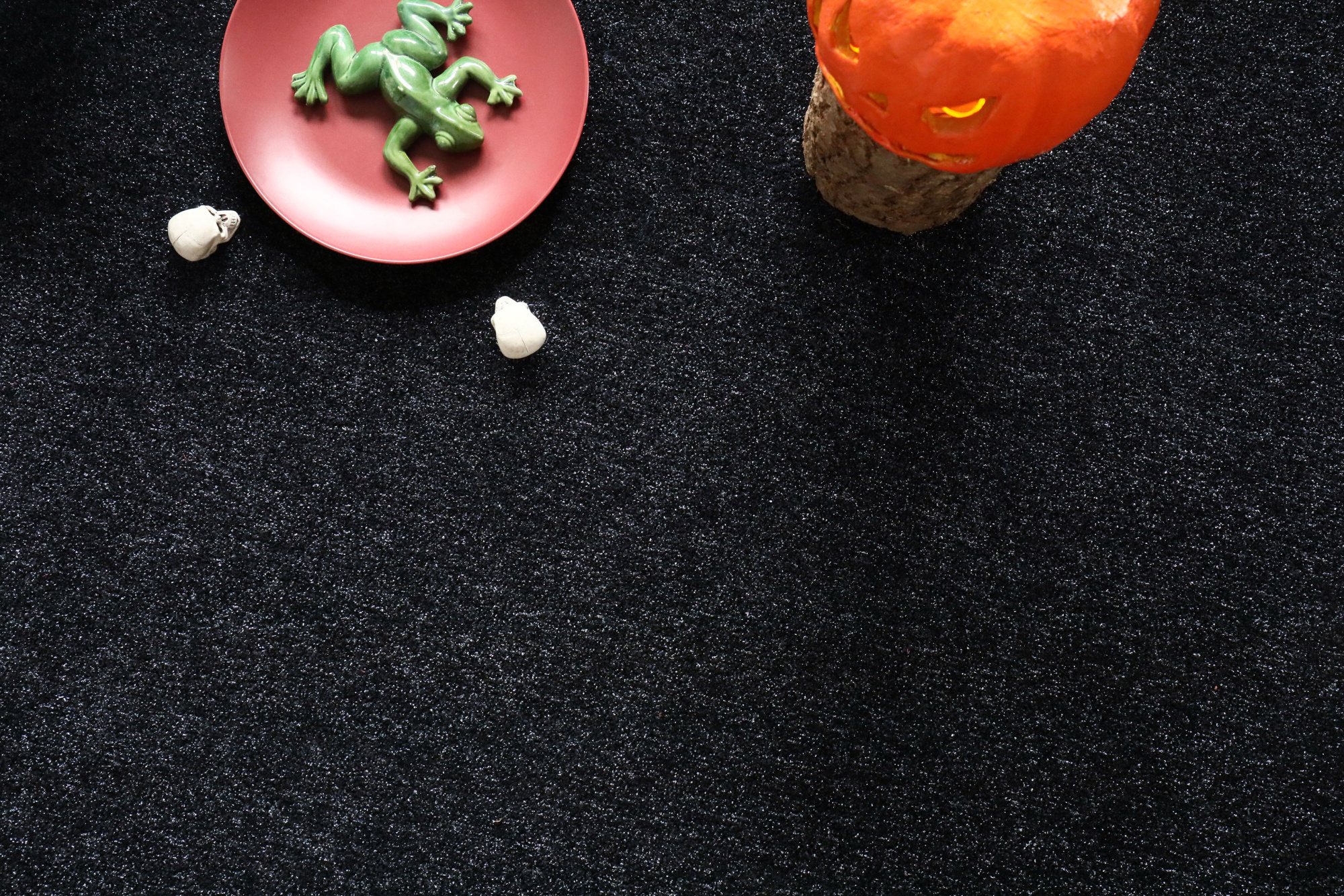 Revêtement Event noir 8 mm, gazon recyclé GRS pour décoration Halloween ou stand