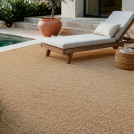 Gazon synthétique Métropolitain Sable - 22 mm pour terrasse et abords de piscine dans un style naturel et contemporain