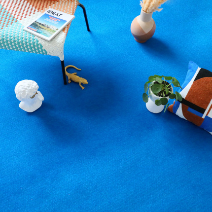 Moquette outdoor sur plots - Piscine et Spa - Bleu dans un espace détente coloré