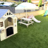 Gazon synthétique Vincennes - 35 mm aménageant un espace de jeux extérieur avec maisonnette pour enfants