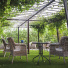 Espace détente extérieur avec Gazon Estival - 28mm au sol, salon de jardin sous pergola végétale