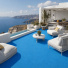 Terrasse de rêve habillée de la moquette outdoor sur plots - Piscine et Spa - Bleu